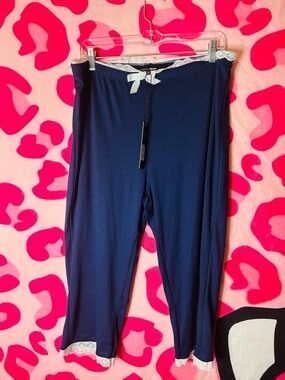 Fashion Nova Lace Trim Capri Leggings